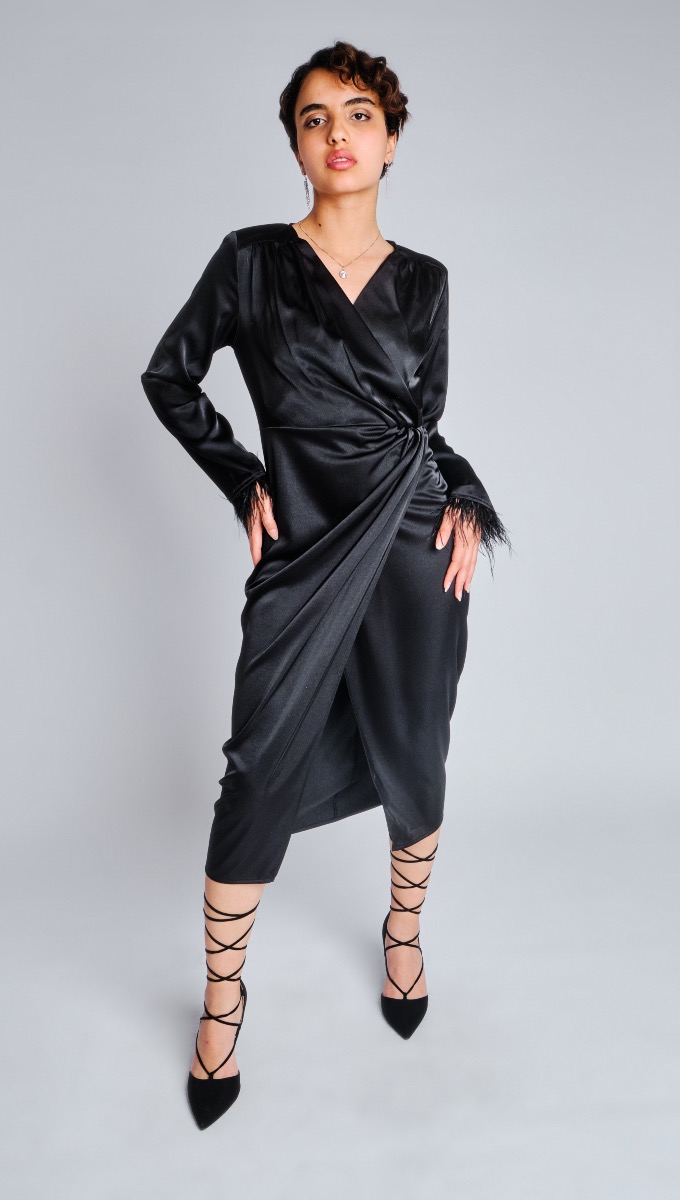 Robe noire du soir avec plume, tissus satinés