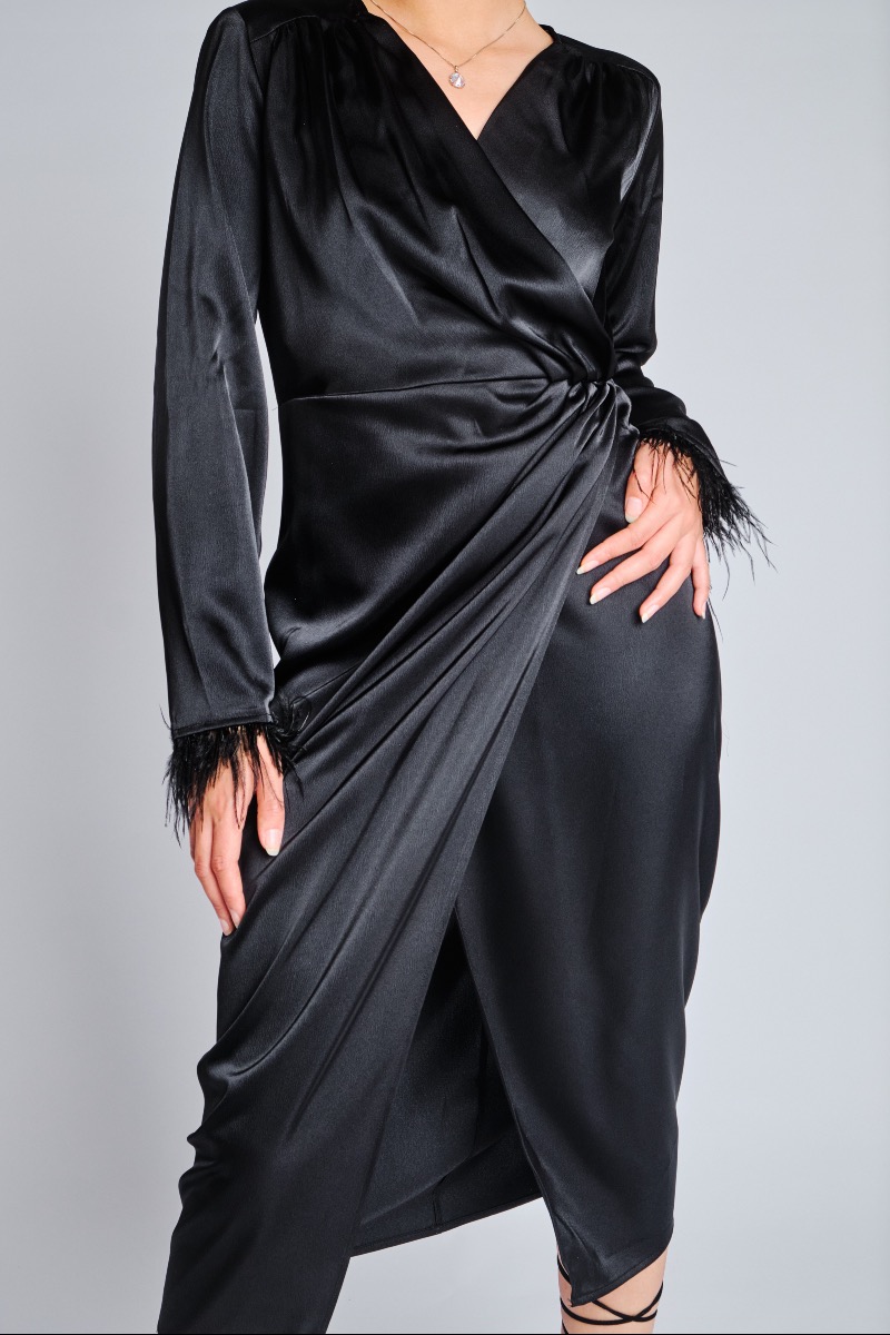 Robe noire du soir avec plume, tissus satinés